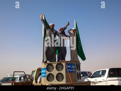 Gli uomini sauditi ballano su un'auto durante il King Abdul Aziz Camel Festival, provincia di Riyadh, Rimah, Arabia Saudita Foto Stock
