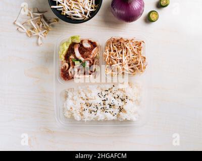 Set di piatti tradizionali di calamari combinato con vista dall'alto in calce su sfondo grigio Foto Stock