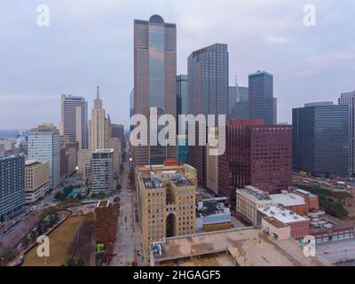 Vista aerea del moderno skyline di Dallas al mattino, inclusa la Comerica Bank Tower al 1717 Main Street e l'edificio 1700 Pacific Avenue nel downtow Foto Stock