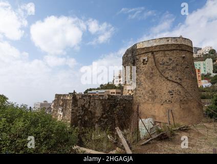 Villaggio con una vecchia torre nella montagna vicino al confine dello Yemen, provincia di Jizan, Monti Faifa, Arabia Saudita Foto Stock