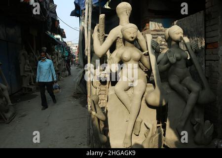 Kolkata, Bengala Occidentale, India. 19th Jan 2022. Gli idoli di Saraswati, dea indù della conoscenza che viene fatta a Kumortuli, il posto del vasaio a Kolkata. (Credit Image: © Dipa Chakraborty/Pacific Press via ZUMA Press Wire) Foto Stock