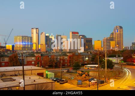 Il moderno skyline di Dallas al mattino include la Comerica Bank Tower, lo Sheraton Dallas Hotel, la JPMorgan Chase Tower, ecc. nel centro di Dallas, Texas T. Foto Stock