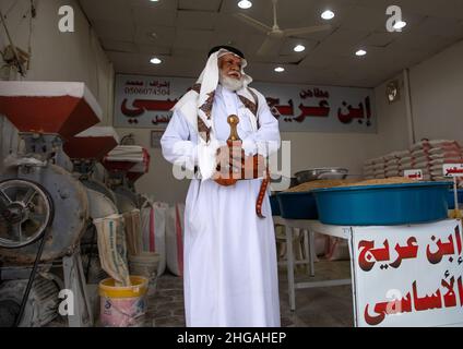 Uomo Saudita con la tradizionale janbiya, provincia di Najran, Najran, Arabia Saudita Foto Stock