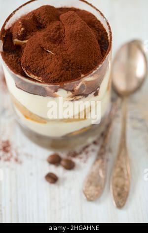 tiramisù in vetro su superficie di legno Foto Stock