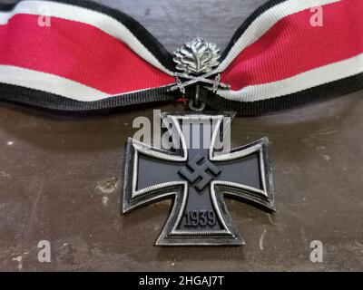 Ritterkreuz des Eisernen Kreuzes mit Eichenlaub und Schwertern an einem schwarz-weiß-rotem Band,gestiftet 1939 von Adolf Hitler Foto Stock