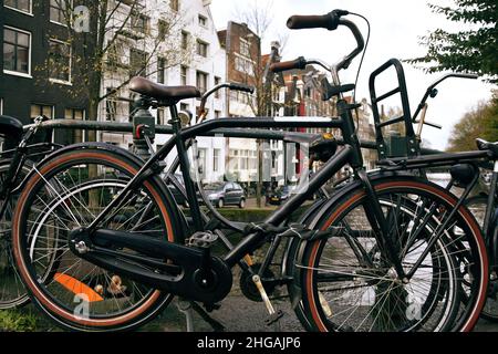 Foto di una bicicletta ad Amsterdam, Paesi Bassi. Trasporti nelle grandi città, ciclisti. Foto Stock