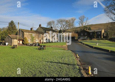 Village Green e Lister Arms Hotel a Malham, nel Parco Nazionale delle valli dello Yorkshire, North Yorkshire, Regno Unito Foto Stock