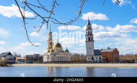 Torre pendente di Nevyansk e la chiesa dei credenti antichi (cupola) in primavera sulla riva del laghetto in Sverdlovsk Oblast, Russia. Foto Stock