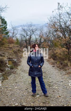 Ritratto di giovane donna attraente nelle montagne dei Pirenei durante la stagione invernale, Aragona, Spagna Foto Stock