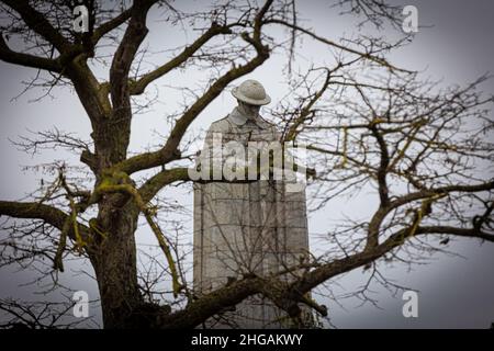 Il monumento canadese il soldato di covata commemora i soldati canadesi uccisi durante il primo attacco di gas velenoso tedesco a Langemark-Poelkapell Foto Stock