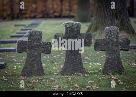 I ciottoli giacciono su croci di pietra presso il cimitero militare tedesco Langemarck a Langemark-Poelkapelle nelle Fiandre, Belgio. Foto Stock