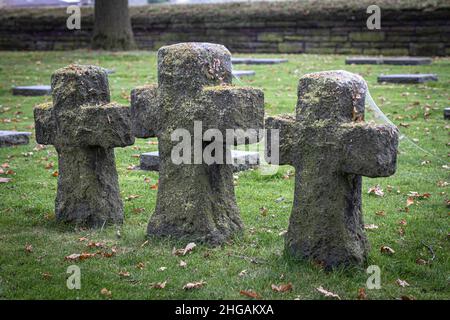 I ciottoli giacciono su croci di pietra presso il cimitero militare tedesco Langemarck a Langemark-Poelkapelle nelle Fiandre, Belgio. Foto Stock