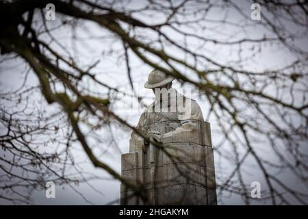 Il monumento canadese il soldato di covata commemora i soldati canadesi uccisi durante il primo attacco di gas velenoso tedesco a Langemark-Poelkapell Foto Stock