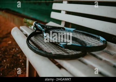 Racchette da tennis giacciono su una panca Foto Stock