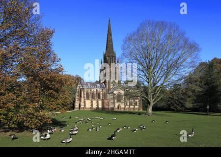 Autumn Colors, St Mary the Virgin Church, Clumber Park, Nottinghamshire, Inghilterra, Regno Unito Foto Stock