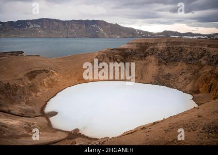 Lago di viti e Oeskjuvatn nel cratere del vulcano Askja, massiccio di montagna Dyngjufjoell, Islanda Foto Stock