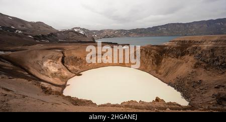 Lago di viti e Oeskjuvatn nel cratere del vulcano Askja, massiccio di montagna Dyngjufjoell, Islanda Foto Stock