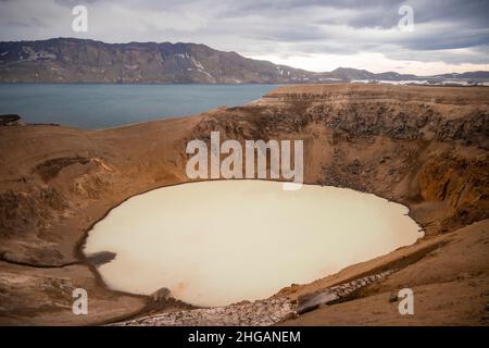 Lago di viti e Oeskjuvatn nel cratere del vulcano Askja, massiccio di montagna Dyngjufjoell, Islanda Foto Stock