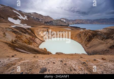 Lago di viti e Oeskjuvatn nel cratere del vulcano Askja, massiccio di montagna Dyngjufjoell, Islanda Foto Stock