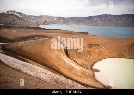 Lago di viti e Oeskjuvatn nel cratere del vulcano Askja, massiccio di montagna Dyngjufjoell, Islanda Foto Stock