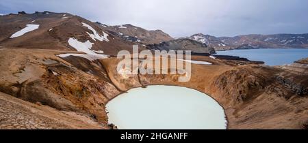 Lago di viti e Oeskjuvatn nel cratere del vulcano Askja, massiccio di montagna Dyngjufjoell, Islanda Foto Stock