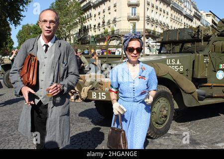 Parigi, Francia; 08 25 2019: Rievocazione della seconda guerra mondiale: Liberazione di Parigi. Uomo e donna. Foto Stock