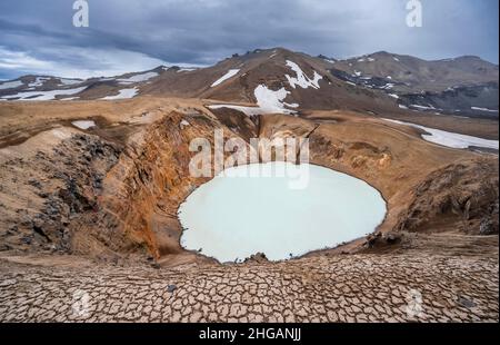 Lago di viti e Oeskjuvatn nel cratere del vulcano Askja, massiccio di montagna Dyngjufjoell, Islanda Foto Stock
