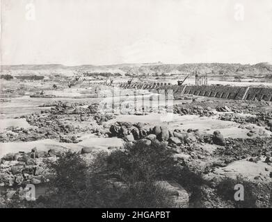 Foto d'epoca: Lavori di costruzione della diga Aswan Low Dam, fiume Nilo, Egitto, c.1900 Foto Stock