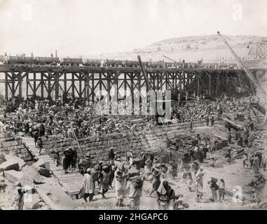 Foto d'epoca: Lavori di costruzione della diga Aswan Low Dam, fiume Nilo, Egitto, c.1900 Foto Stock