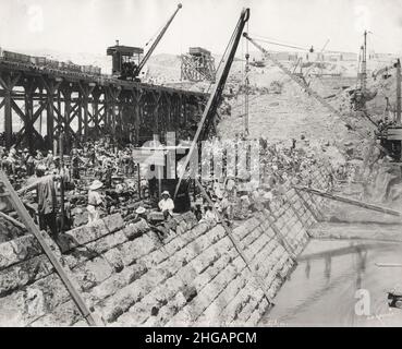 Foto d'epoca: Lavori di costruzione della diga Aswan Low Dam, fiume Nilo, Egitto, c.1900 Foto Stock