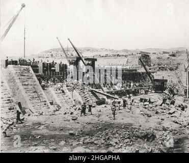 Foto d'epoca: Lavori di costruzione della diga Aswan Low Dam, fiume Nilo, Egitto, c.1900 Foto Stock