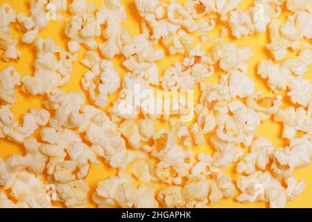 Sessione cinematografica, film, popcorn, 3D bicchieri. Guarda il concetto di film, sconti. Sfondo di popcorn giallo. Pop corn primo piano su sfondo giallo. Foto Stock