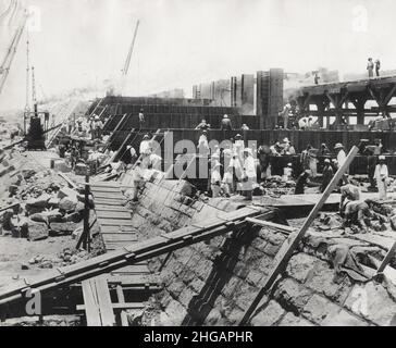 Foto d'epoca: Lavori di costruzione della diga Aswan Low Dam, fiume Nilo, Egitto, c.1900 Foto Stock