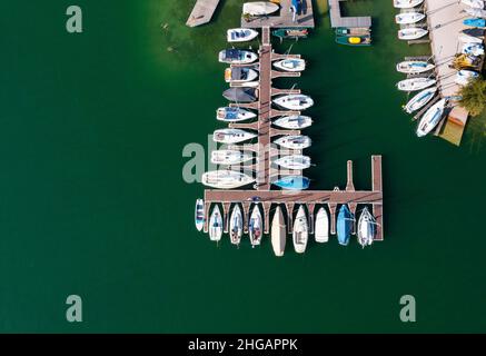 Drone shot, barche a vela nel porto turistico, Mondsee, Salzkammergut, Austria superiore, Austria Foto Stock