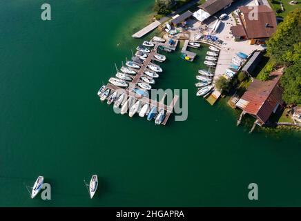 Drone shot, barche a vela nel porto turistico, Mondsee, Salzkammergut, Austria superiore, Austria Foto Stock