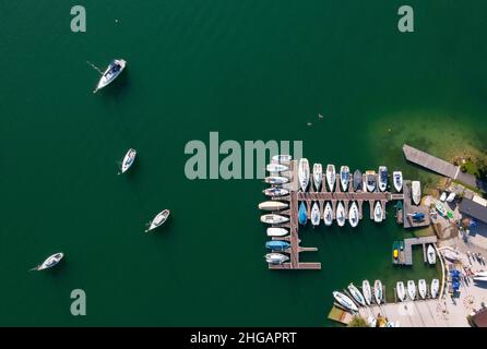 Drone shot, barche a vela nel porto turistico, Mondsee, Salzkammergut, Austria superiore, Austria Foto Stock