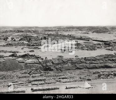 Foto d'epoca: Lavori di costruzione della diga Aswan Low Dam, fiume Nilo, Egitto, c.1900 Foto Stock