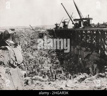 Foto d'epoca: Lavori di costruzione della diga Aswan Low Dam, fiume Nilo, Egitto, c.1900 Foto Stock