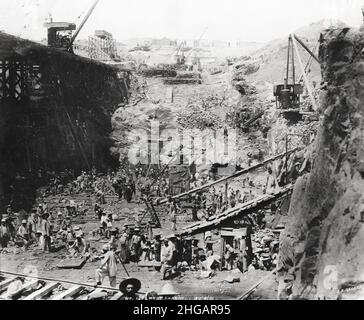 Foto d'epoca: Lavori di costruzione della diga Aswan Low Dam, fiume Nilo, Egitto, c.1900 Foto Stock