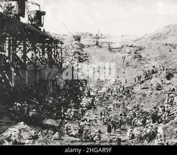 Foto d'epoca: Lavori di costruzione della diga Aswan Low Dam, fiume Nilo, Egitto, c.1900 Foto Stock