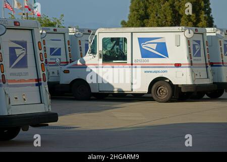 Monterey, CA / USA - 3 aprile 2021: Vengono mostrati i camion postali Grumman LLV (Long Life Vehicle), gestiti dal Servizio postale degli Stati Uniti (USPS). Foto Stock