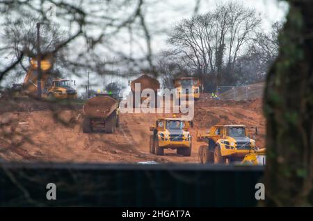 South Heath, Great Missenden, Buckinghamshire, Regno Unito. 19th Gennaio 2022. Lavori di costruzione presso il sito HS2 High Speed Rail North Portal. L'enorme sito di South Heath a Great Missenden è dove i treni ad alta velocità entreranno ed usciranno dai due tunnel Chiltern di 10 miglia. La gente del posto è devastata dall'impatto che la costruzione del HS2 sta avendo sulla campagna locale così come l'enorme quantità di HS2 camion da costruzione che usano le strade locali. Credit: Maureen McLean/Alamy Live News Foto Stock