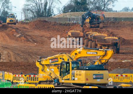 South Heath, Great Missenden, Buckinghamshire, Regno Unito. 19th Gennaio 2022. Lavori di costruzione presso il sito HS2 High Speed Rail North Portal. L'enorme sito di South Heath a Great Missenden è dove i treni ad alta velocità entreranno ed usciranno dai due tunnel Chiltern di 10 miglia. La gente del posto è devastata dall'impatto che la costruzione del HS2 sta avendo sulla campagna locale così come l'enorme quantità di HS2 camion da costruzione che usano le strade locali. Credit: Maureen McLean/Alamy Live News Foto Stock