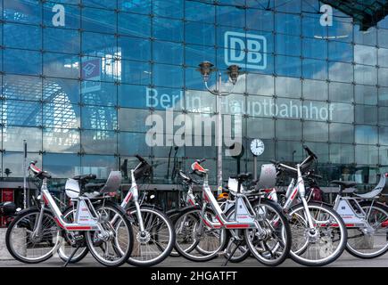 Noleggio biciclette parcheggiato di fronte all'ingresso della stazione principale, Berlino, Germania Foto Stock