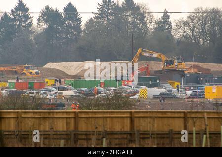 South Heath, Great Missenden, Buckinghamshire, Regno Unito. 19th Gennaio 2022. Lavori di costruzione presso il sito HS2 High Speed Rail North Portal. L'enorme sito di South Heath a Great Missenden è dove i treni ad alta velocità entreranno ed usciranno dai due tunnel Chiltern di 10 miglia. La gente del posto è devastata dall'impatto che la costruzione del HS2 sta avendo sulla campagna locale così come l'enorme quantità di HS2 camion da costruzione che usano le strade locali. Credit: Maureen McLean/Alamy Live News Foto Stock