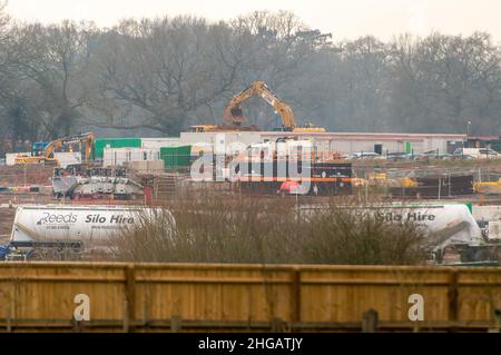 South Heath, Great Missenden, Buckinghamshire, Regno Unito. 19th Gennaio 2022. Lavori di costruzione presso il sito HS2 High Speed Rail North Portal. L'enorme sito di South Heath a Great Missenden è dove i treni ad alta velocità entreranno ed usciranno dai due tunnel Chiltern di 10 miglia. La gente del posto è devastata dall'impatto che la costruzione del HS2 sta avendo sulla campagna locale così come l'enorme quantità di HS2 camion da costruzione che usano le strade locali. Credit: Maureen McLean/Alamy Live News Foto Stock