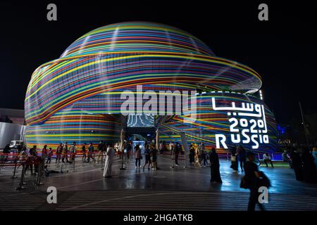 Padiglione russo esterno di notte al Dubai Expo 2020 con grande coda davanti Foto Stock