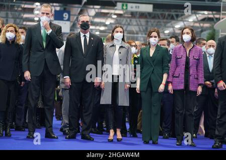 Madrid, Spagna. 19th Jan 2022. L-R) Presidente del Congresso dei deputati Meritxell Batet, Re Felipe VI di Spagna, Presidente della Repubblica Dominicana Luis Abinader, Regina Letizia di Spagna, Presidente della Comunità di Madrid Isabel Diaz Ayuso e Ministro dell'industria del Commercio e del Turismo Reyes Maroto partecipano alla FITUR Tourism Fair 2022 apertura a Ifema a Madrid. Credit: SOPA Images Limited/Alamy Live News Foto Stock