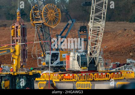 South Heath, Great Missenden, Buckinghamshire, Regno Unito. 19th Gennaio 2022. Lavori di costruzione presso il sito HS2 High Speed Rail North Portal. L'enorme sito di South Heath a Great Missenden è dove i treni ad alta velocità entreranno ed usciranno dai due tunnel Chiltern di 10 miglia. La gente del posto è devastata dall'impatto che la costruzione del HS2 sta avendo sulla campagna locale così come l'enorme quantità di HS2 camion da costruzione che usano le strade locali. Credit: Maureen McLean/Alamy Live News Foto Stock