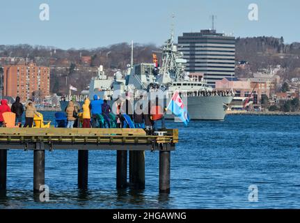 Halifax, Nuova Scozia, Canada. Gennaio 19th, 2022. L'HMCS Montreal parte dal porto di Halifax per un dispiegamento di sei mesi nel Mediterraneo e nel Mar Nero a sostegno delle misure di assicurazione della NATO, delle operazioni di rassicurazione, nell'Europa centrale e orientale. Foto Stock